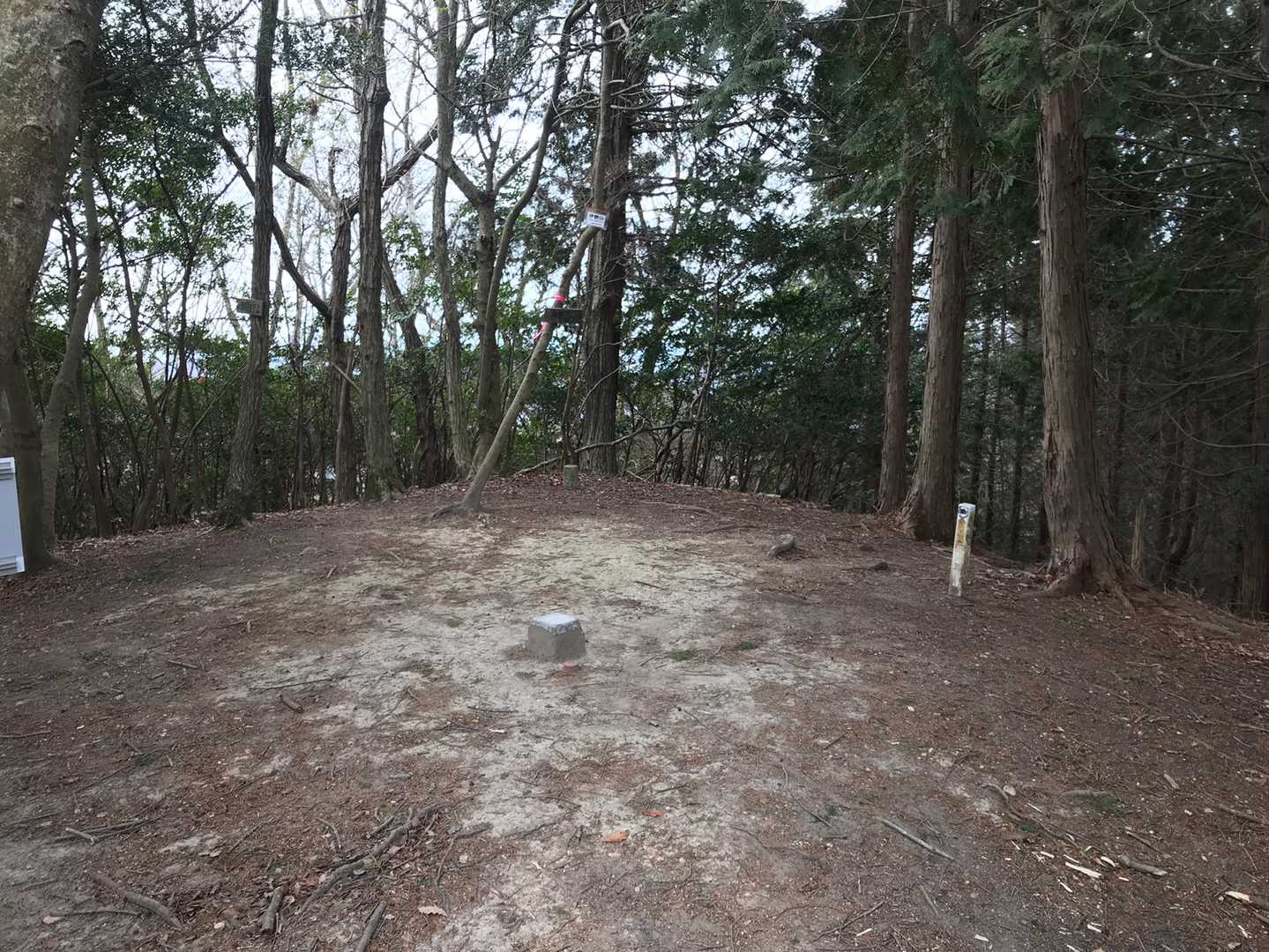 とうちゃ〜こ
広いけど眺望なしベンチなし😅
3等三角点▲有り