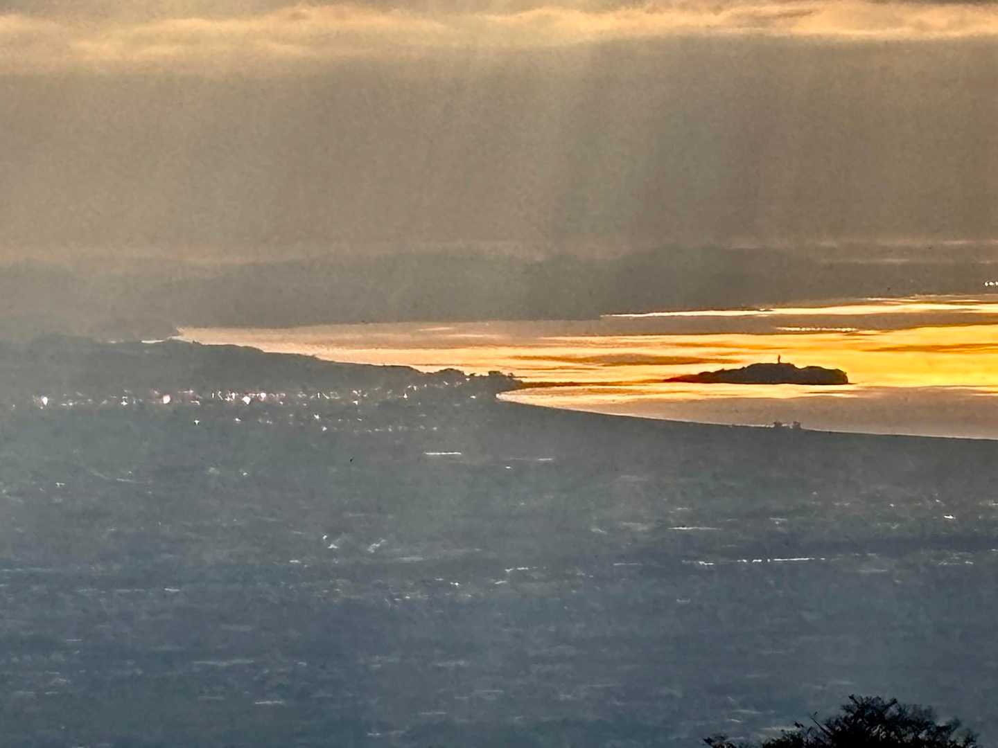 江ノ島がよく見えます。