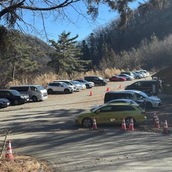 お昼に着いたら駐車場がそこそこ埋まってる