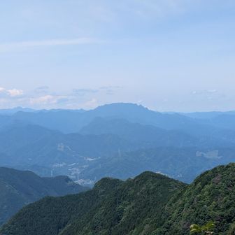 雨乞岩からの景色。両神山が見える👀