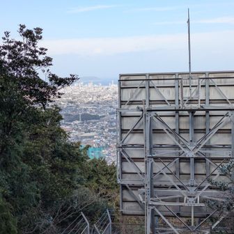 電波反射板越しの福岡市内の眺望