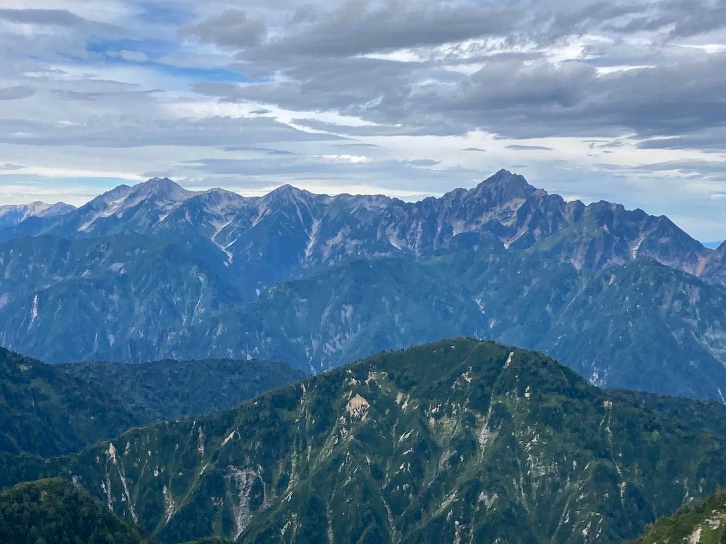 天狗の頭-不帰嶮-唐松岳-丸山ケルン-扇雪渓-八方池-八方 縦走コースの写真