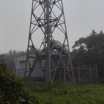 雨乞岳⛰️山頂に到着。
山頂には、電波塔。