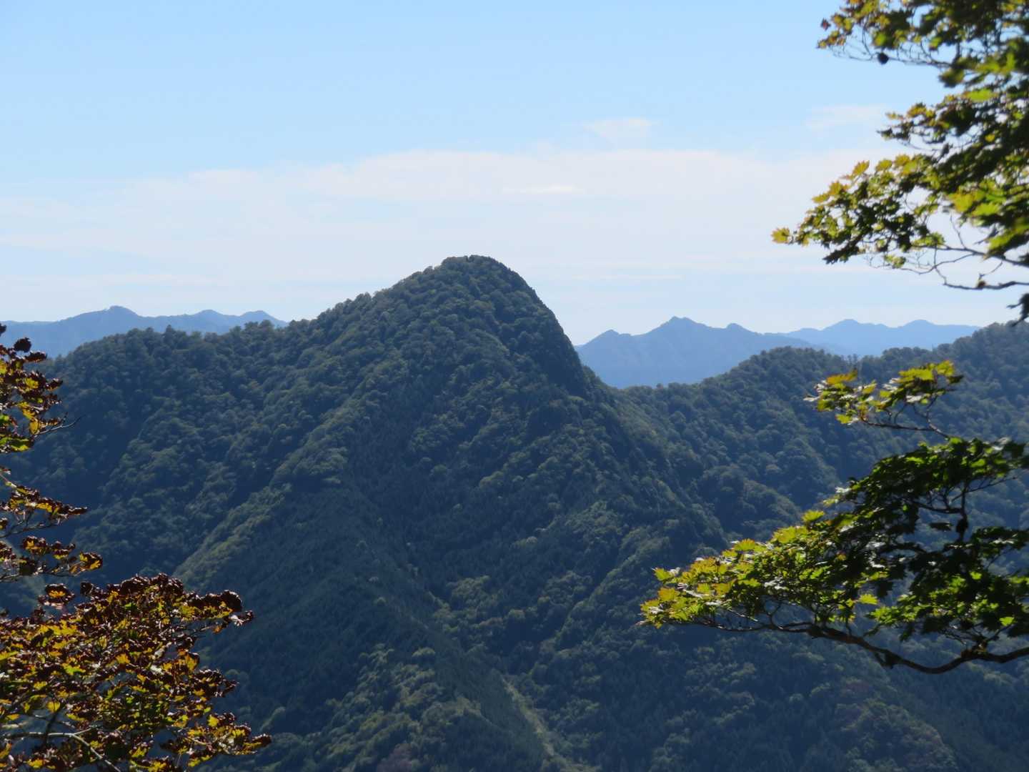 行者還岳の役行者が登れずに帰った斜面が凄い。