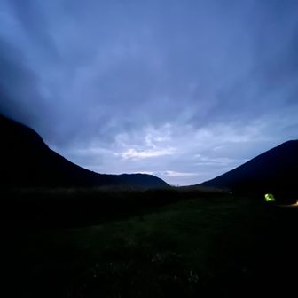 夕暮れ三俣山と平治岳のシルエット。来てよかった。