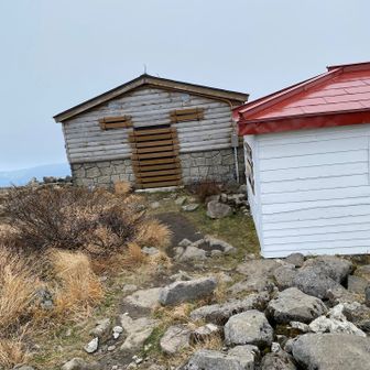 山頂は冬にむけて小屋閉めされていました