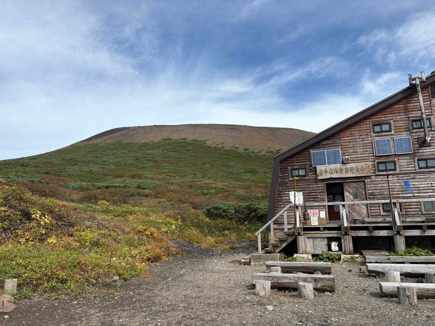 山頂方向はなだらかな山容に見えます