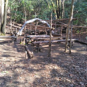 頂上から少し下った所、風のしのげる！