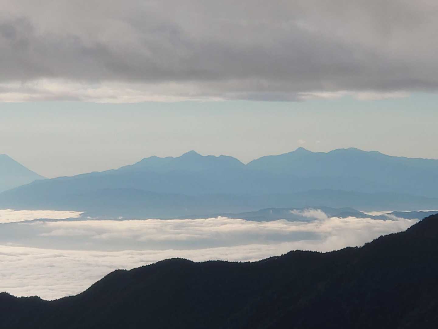 南アルプスの甲斐駒ヶ岳と北岳