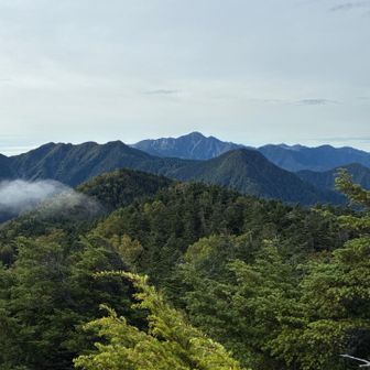 独標の手前で森林限界を越えた
どしっとした塩見岳ははるか遠く