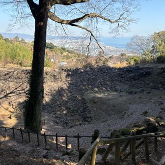 巨大な井戸曲輪跡。貯水のような役割だったらしい