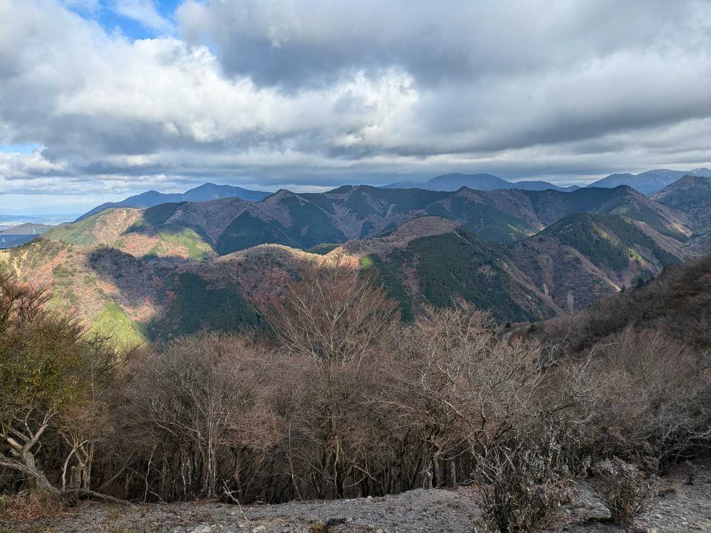 雲が多いけど
鈴鹿の山々がすごい迫力‼️