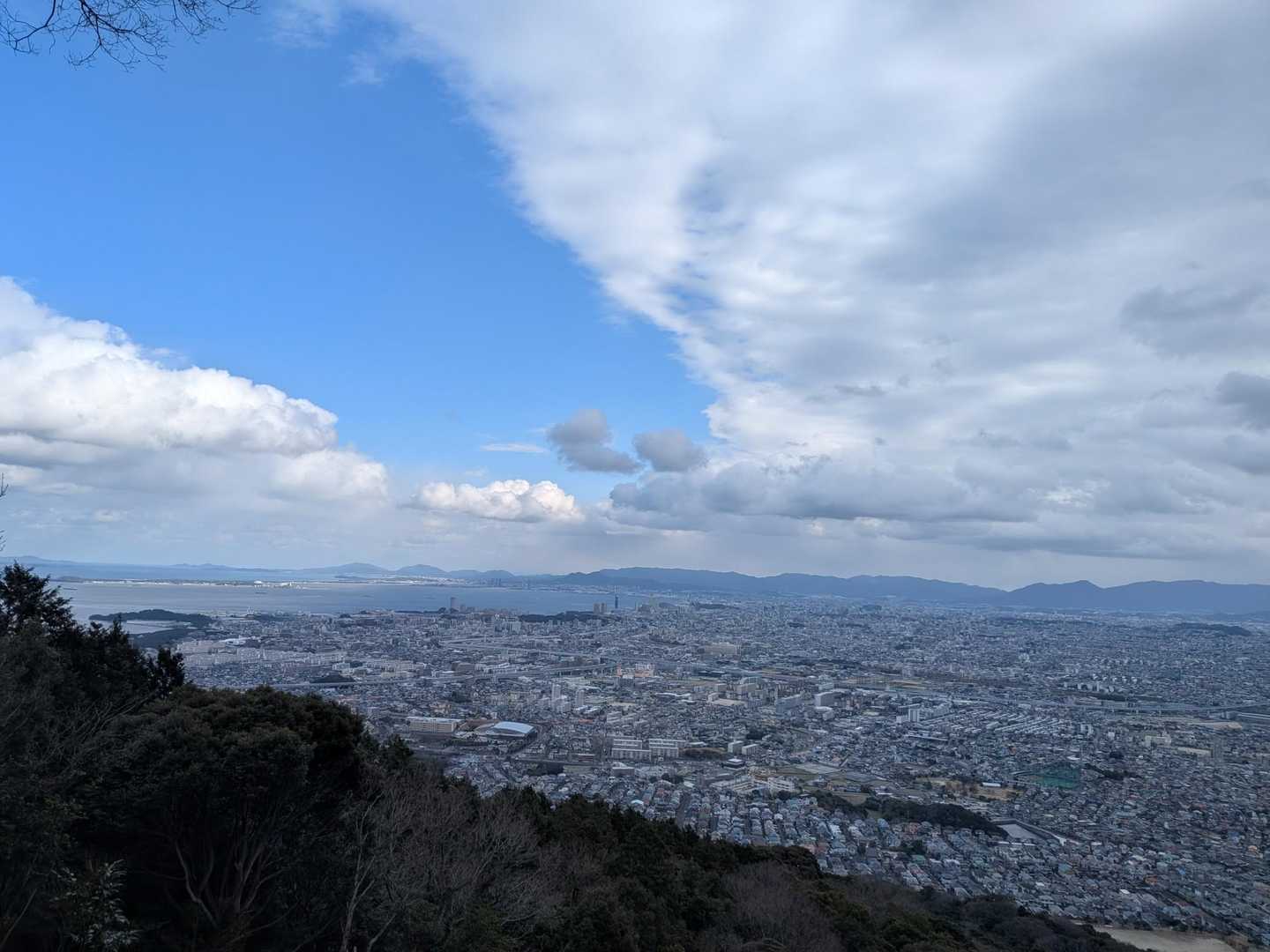 叶岳展望所に着きました。
青空が見えていると、とてもきれいです。