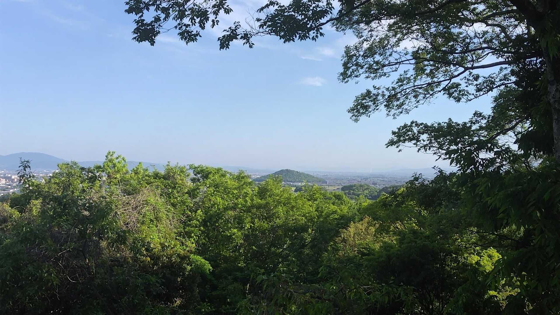 大和三山
2️⃣耳成山

ココからは見えない香具山…