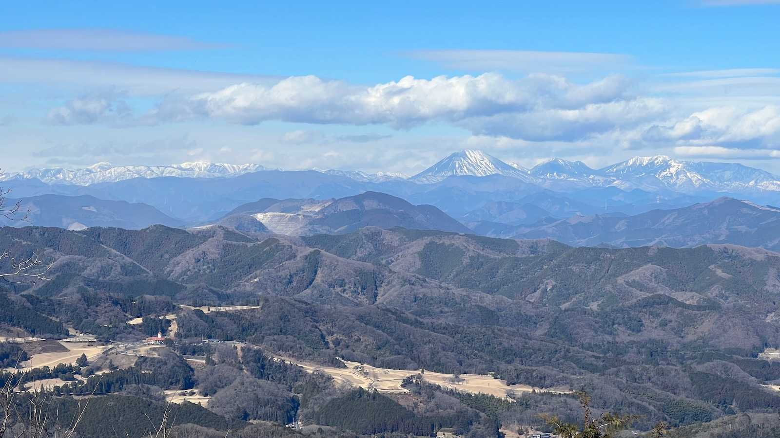 日光方面の山々はたっぷりと雪がある。