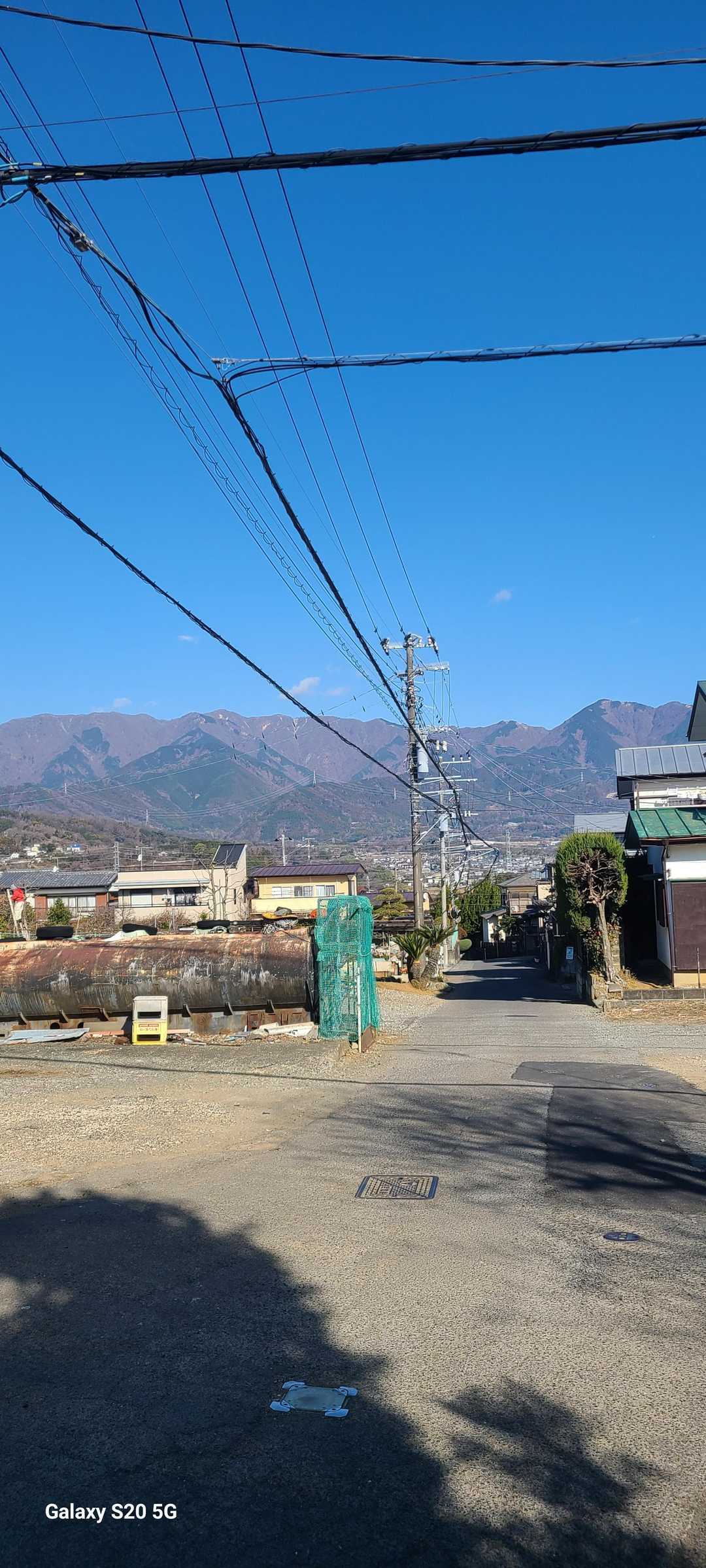 ただ住宅街じゃなく、丹沢表尾根が丸見え