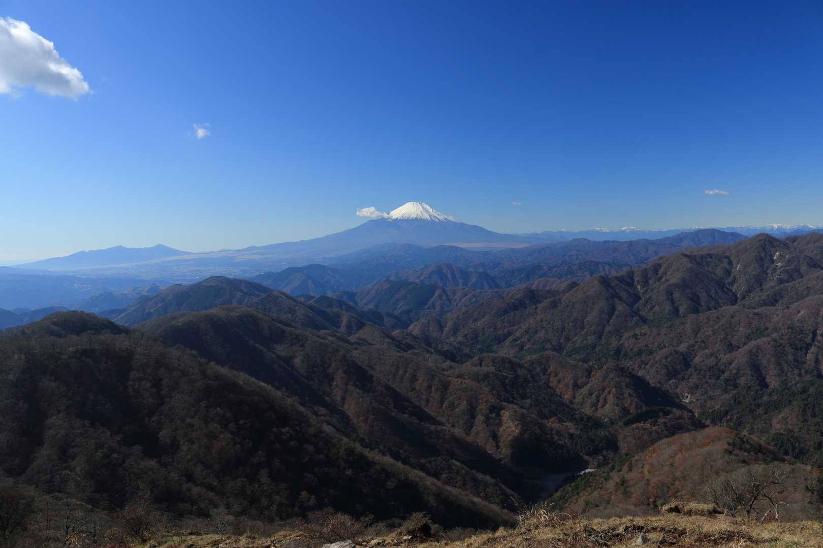 塔ノ岳から富士山！
左は越前岳、右奥は南アルプス