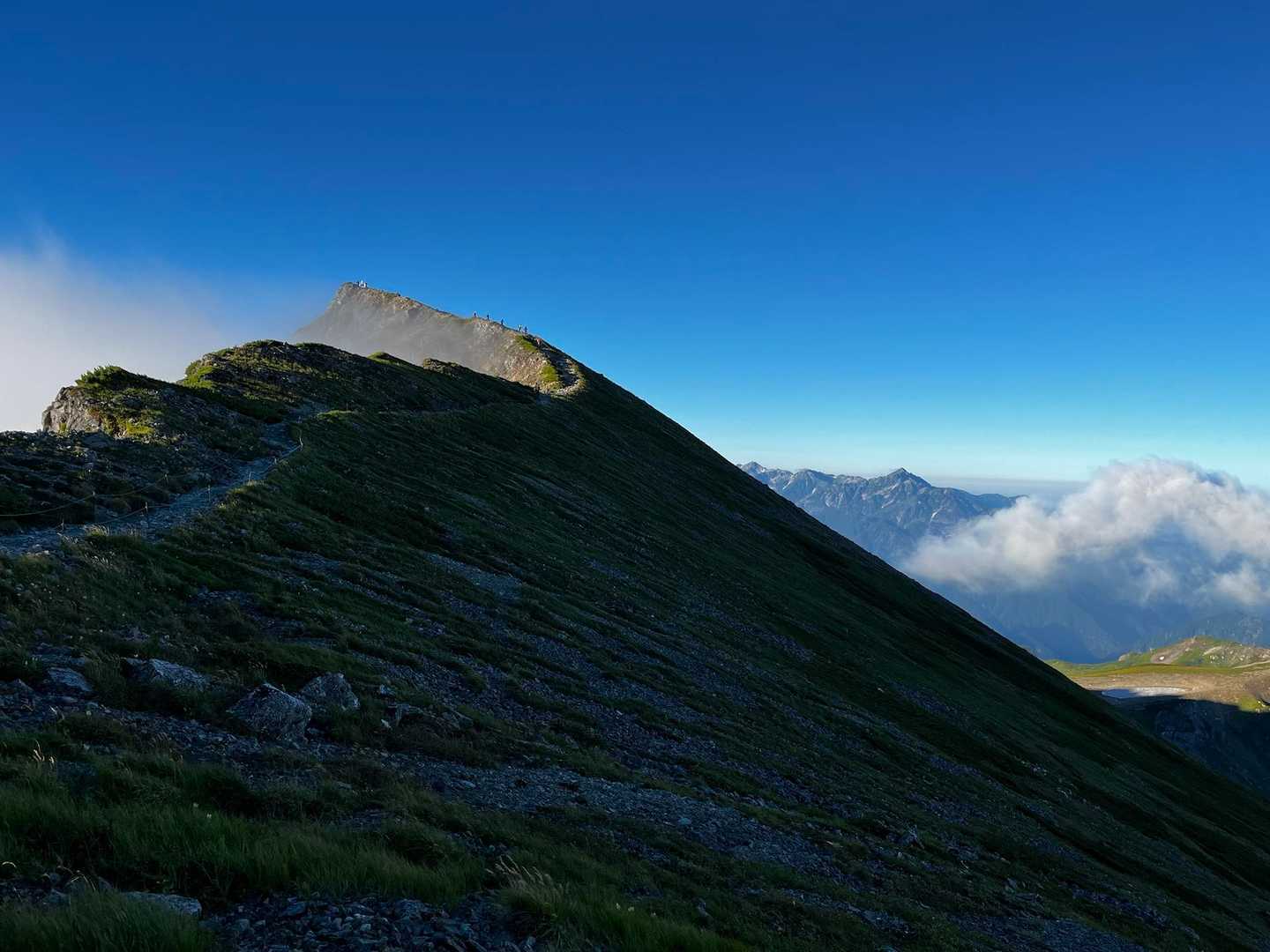 少し歩いて振り返り　前日雲で見なかったラスボス(白馬岳山頂)をおがむ

わーこんな景色だったんだ
