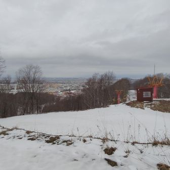 踏み跡に釣られうっかり歩きでグリーンランドスキー場のてっぺんに😸
高校生の時に⛷️来て以来✨️

どちらもリフト、動いていず
もう、やってないのかな？