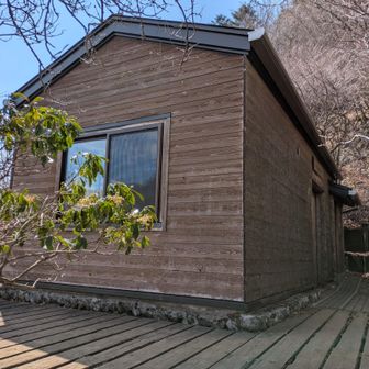 窓の大きい明るい避難小屋だ。