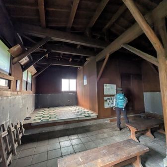 避難小屋は焚き火も出来る