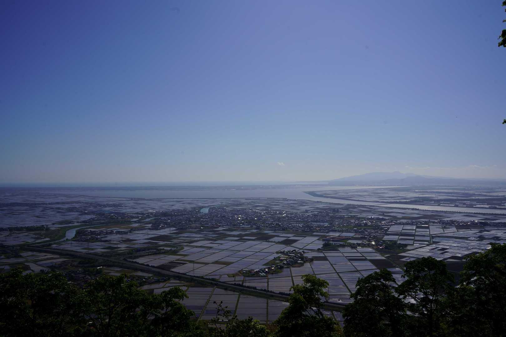 森山の山頂からの景色。
正直、さっきの鐘楼があるピークと大差ないので、夕陽を見るならここまで来なくて良さそうです。