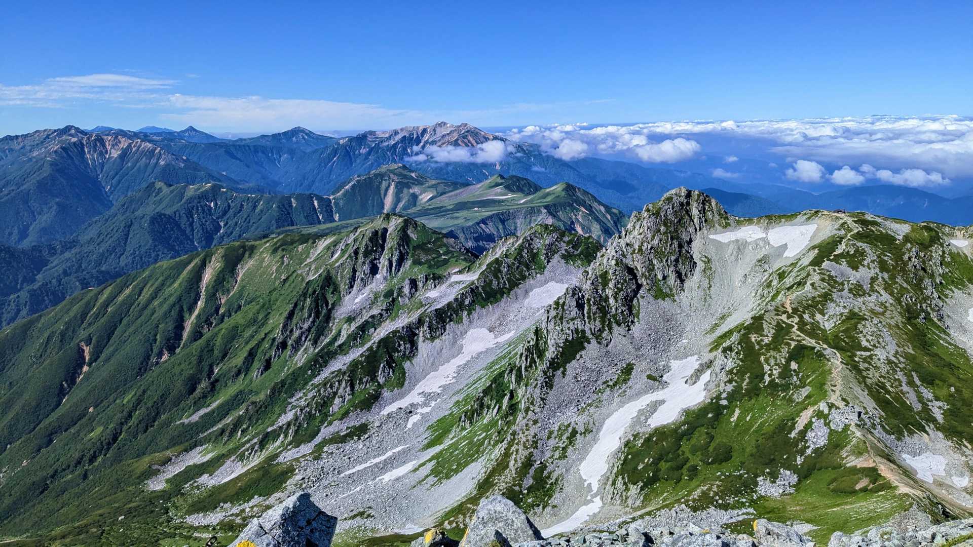 雄山山頂からの素晴らしい眺望