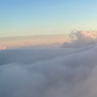 あのトンガリは鳥海山🥰
手前のなだらかな山が月山だよ✨