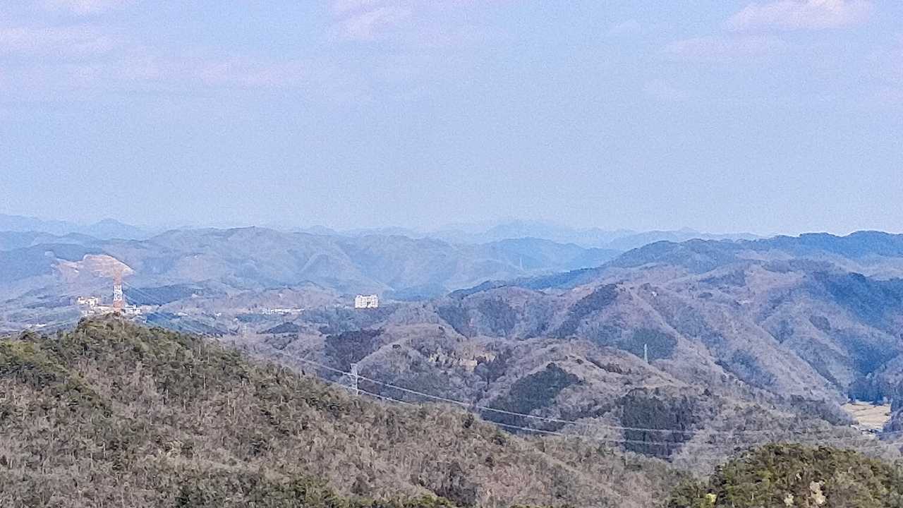 東に明神山、笠形山、七種山・・・
今日は霞んでいる。