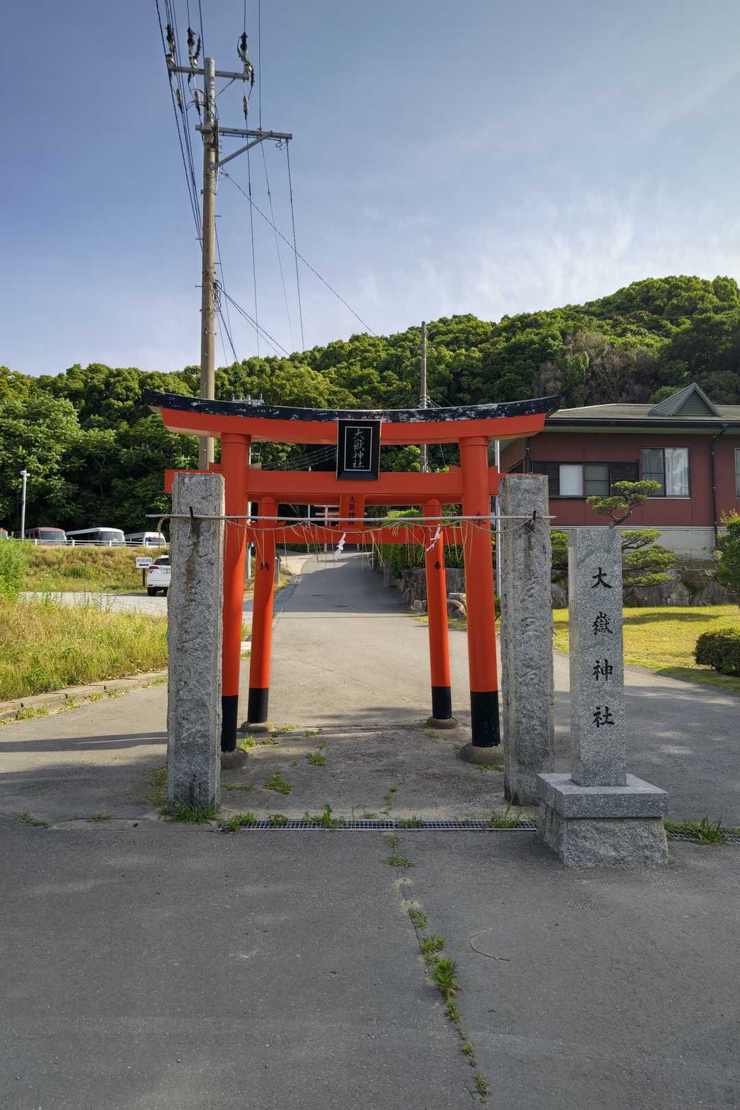 道路の反対側に神社入口があります。