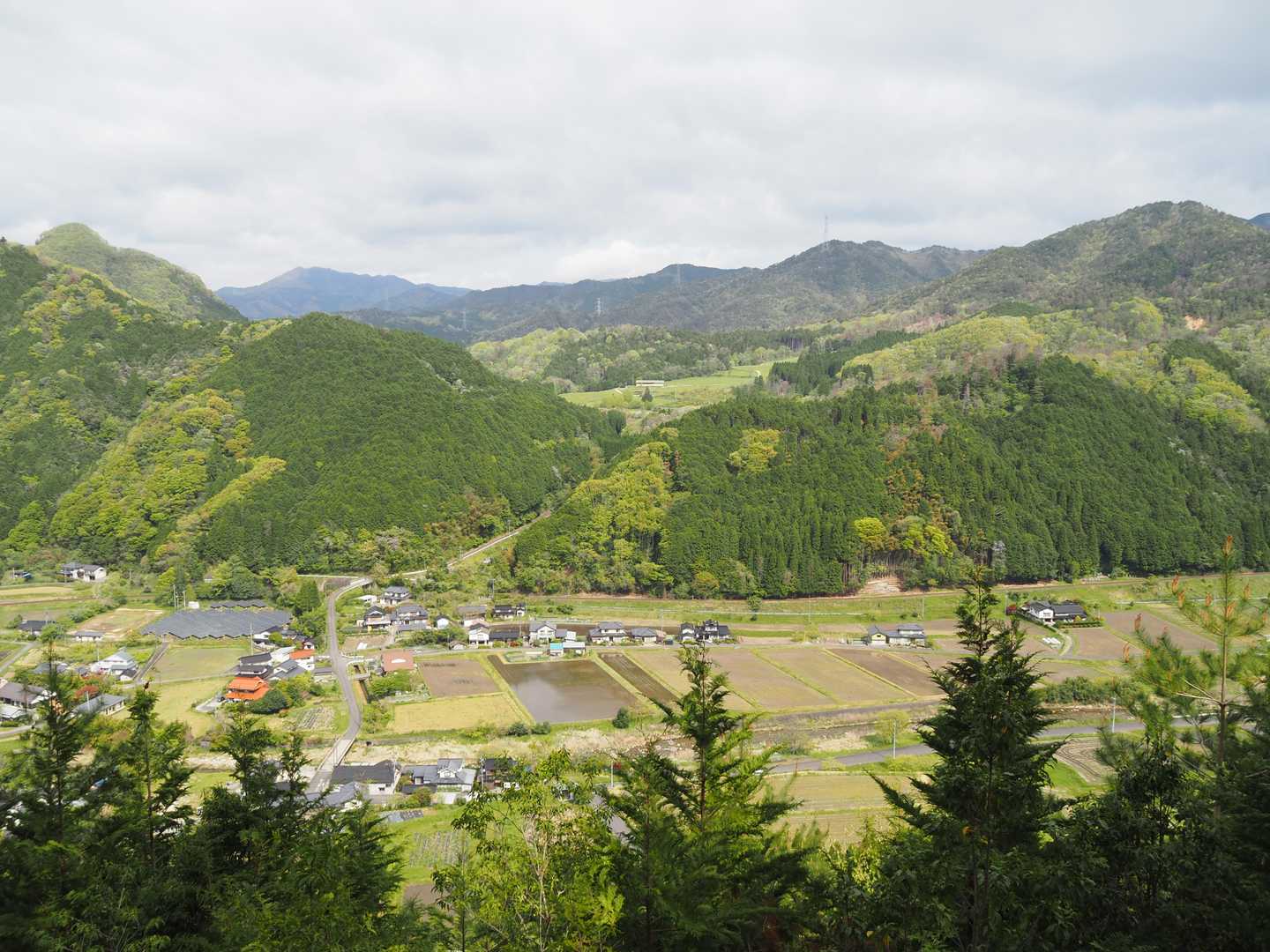 登山道で唯一展望が開ける場所から、知和の集落と左奥に角ヶ仙が見えていました。😎