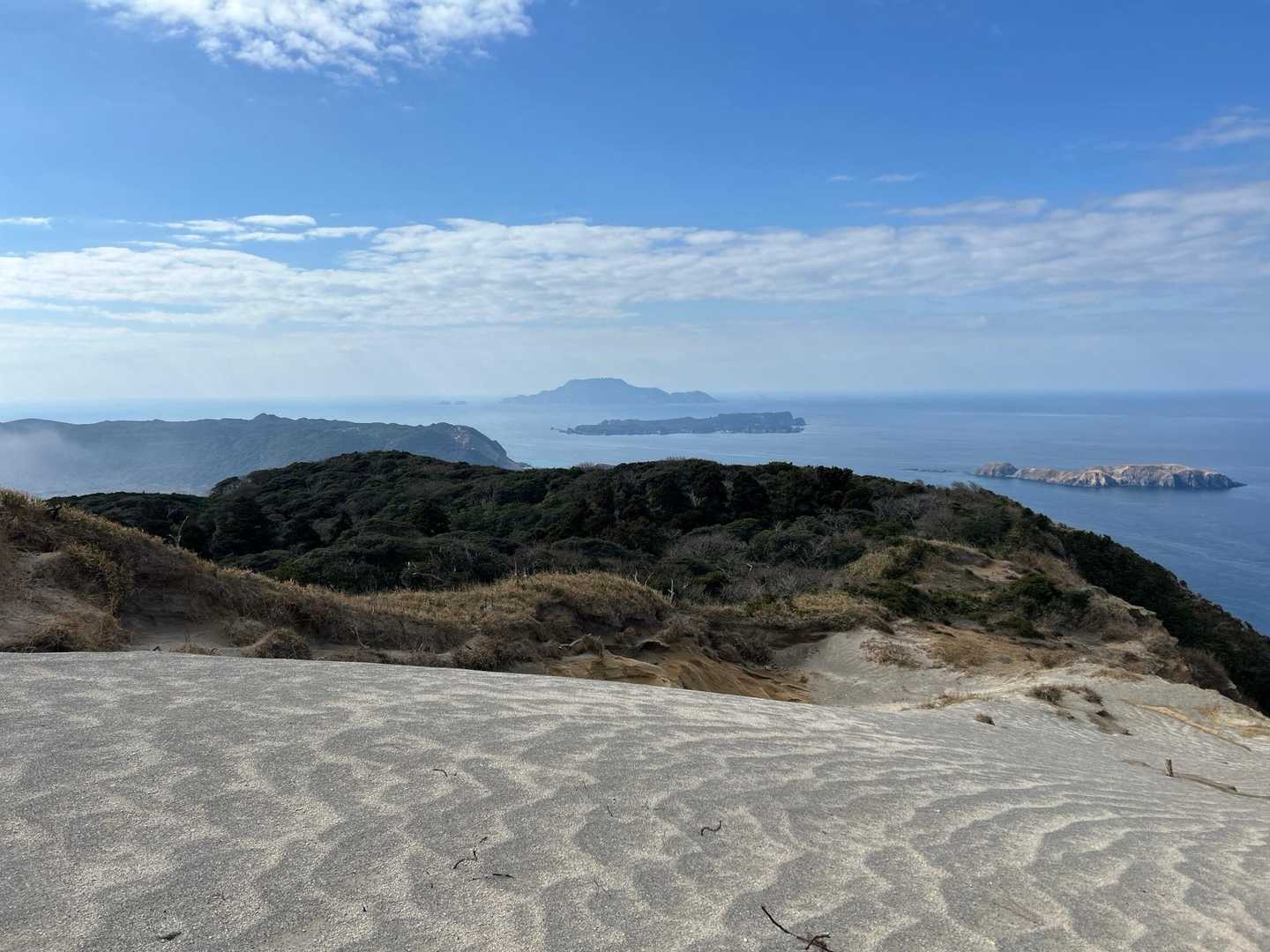 山頂より。山頂が砂浜なのは珍しいかも？