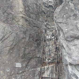 獅子岩を鉄梯子で登ります！