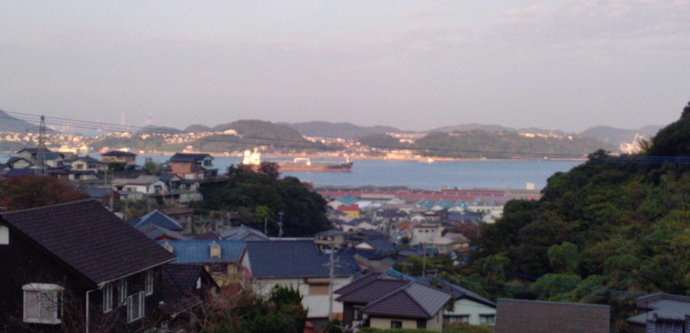 少し登れば、すぐ海が見えてきます。