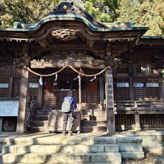 お詣りする登山の人