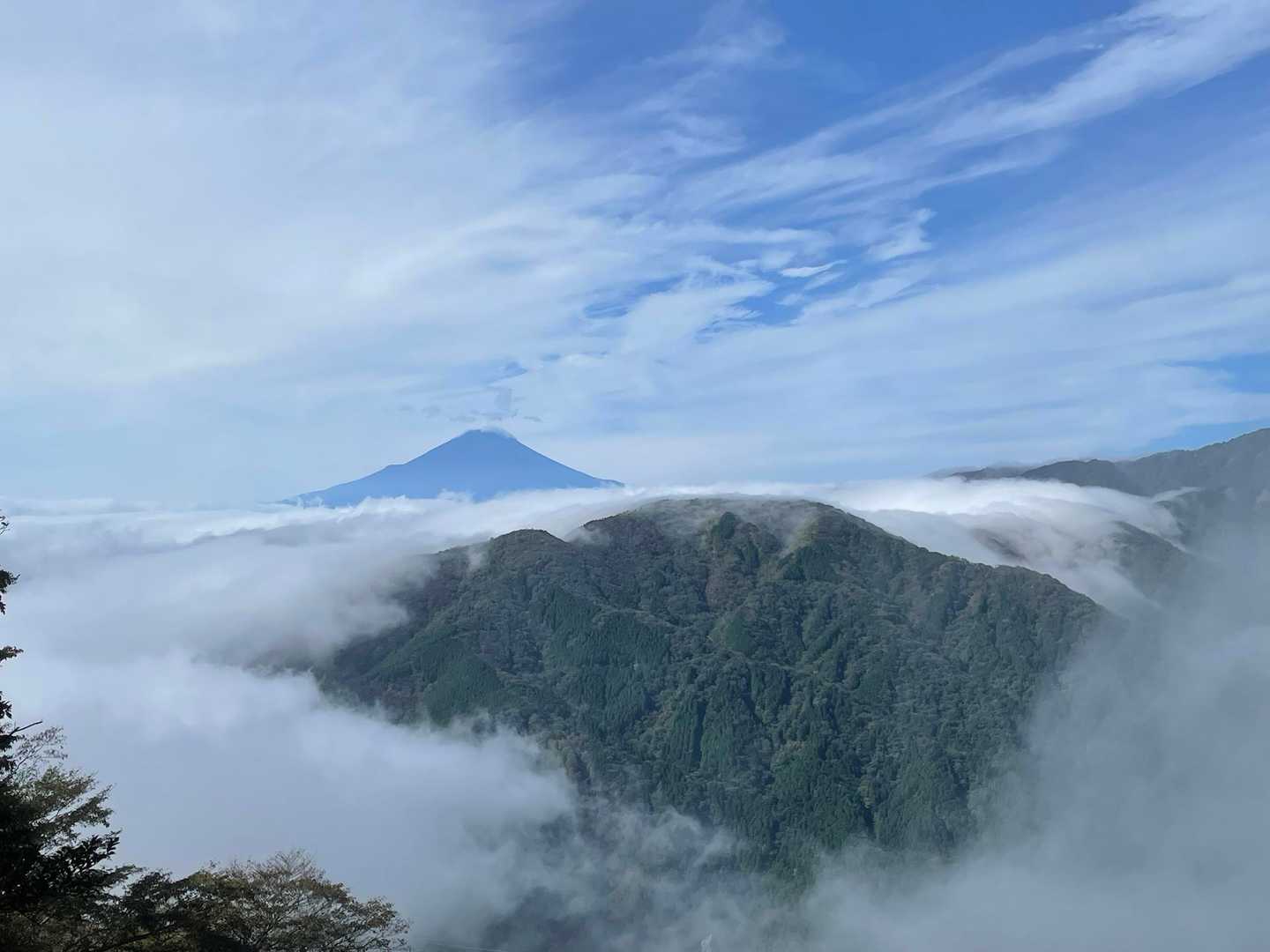見てるうちにどんどん霧が晴れて富士山ドーン🗻！
神様ありがとう🙏。