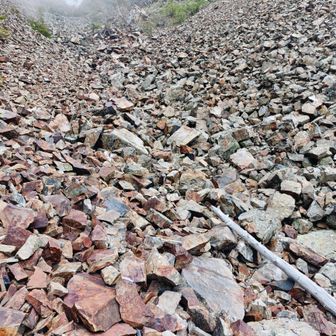 振り返る
常に上から岩が積み重ねられているよう