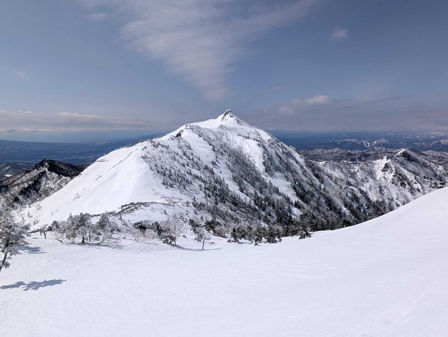 剣ヶ峰山が群馬のマッターホルンと呼ばれているそうだけど…こう見るとマッターホルン感はない気が…🫣