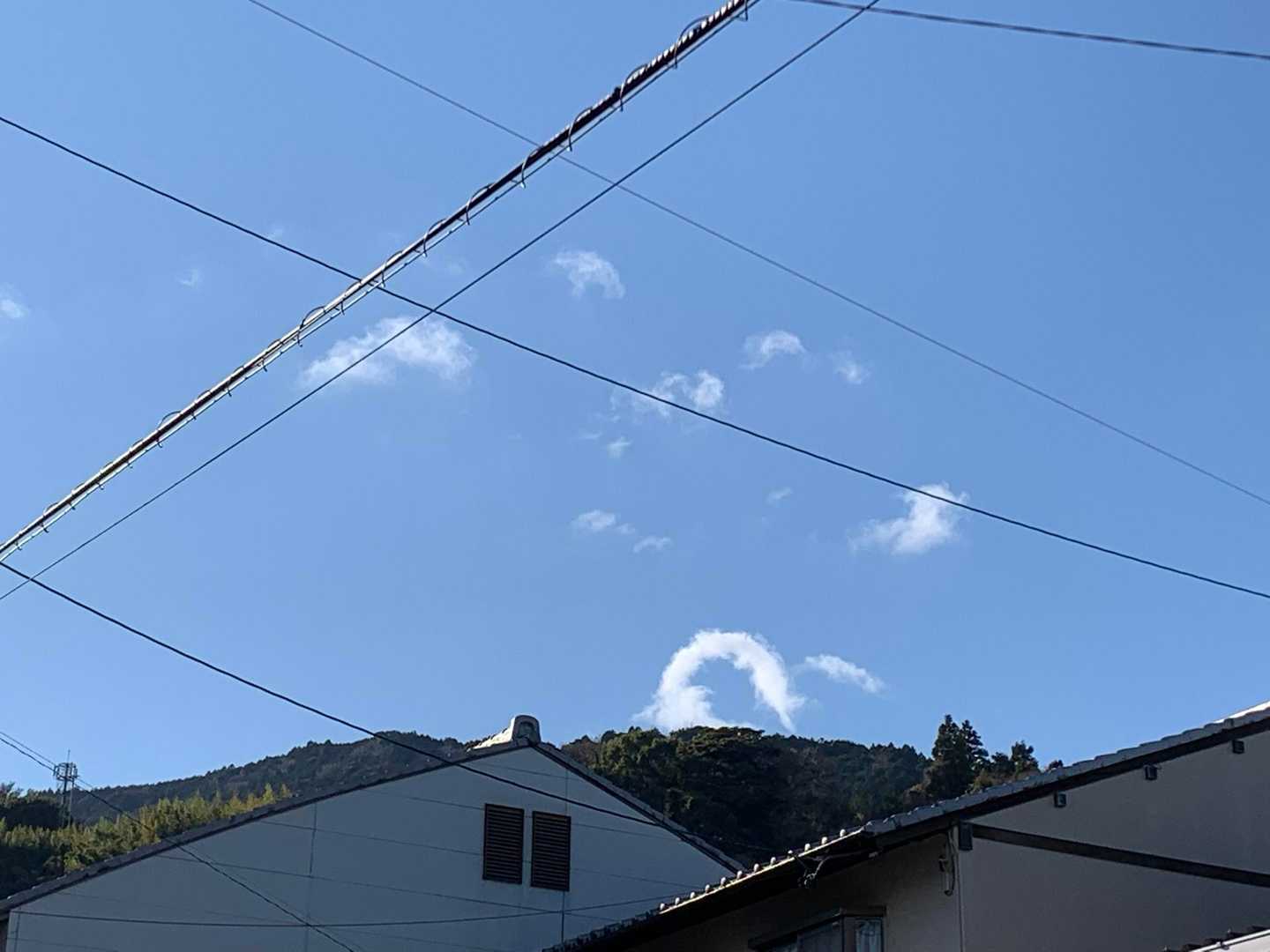 由比桜エビ通りでエビ風な雲発見👀
元旦なので残念ながらお店は開いていませんでした。