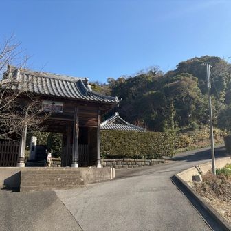 お寺の脇、お墓の横が登山道入口