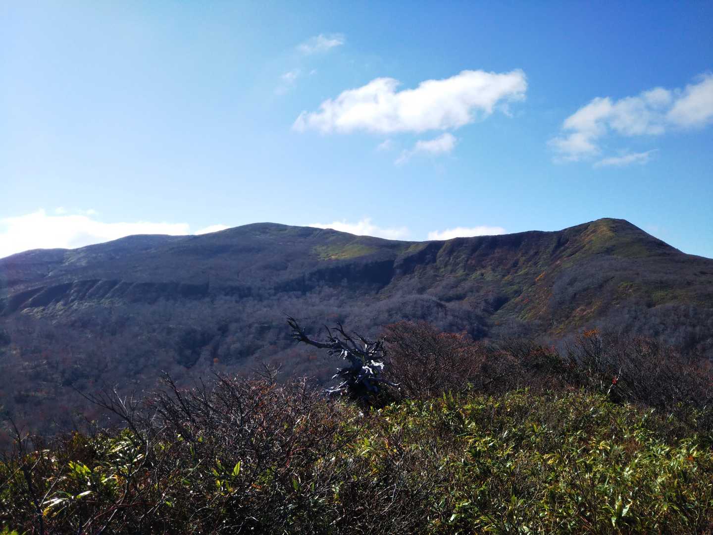 前船形山の山頂から少し下ったところで船形山から長倉尾根に連なる山々が見渡せます❗️