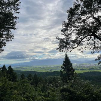 今朝、登ろうかどうか迷った五頭山はすっぽりと雲に覆われていました☁️