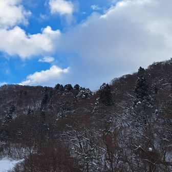 無事下山して、
mont-bell前から
三鈷峰はキレイだけど、
山頂稜線はみえない