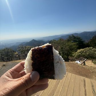 Big-Ａで、朝🚃に乗る前に、急いで買ってきた

おにぎり🍙を食べて〜