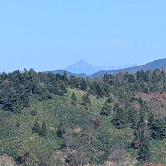 その隣の尖った山は「笠ヶ岳」