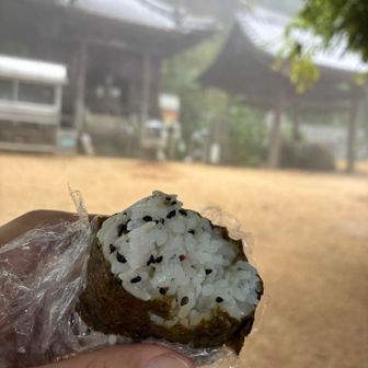 参拝後、2個目のおにぎりをいただきました。