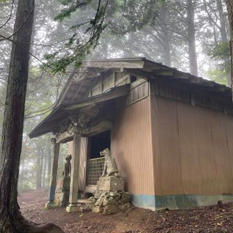 裏にもう一つ御社！こっちが表だーってこっちの神様に怒られそうｗ
二つあるから両神山なのかな？
