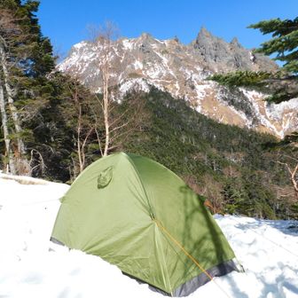 　🎶「雪よ、岩よ、我らが宿り」
あぁまさに雪山讃歌の世界！
　キレット小屋へは夏ルートは超危険過ぎるので小屋裏から股下ラッセルで下る。ヘトヘトなのに雪掘って整地
　この素敵な場所にテントを張ることで頭が一杯で、軽く考えて降ったが、翌朝此処からの脱出で地獄を見る事になる…おバカだよね