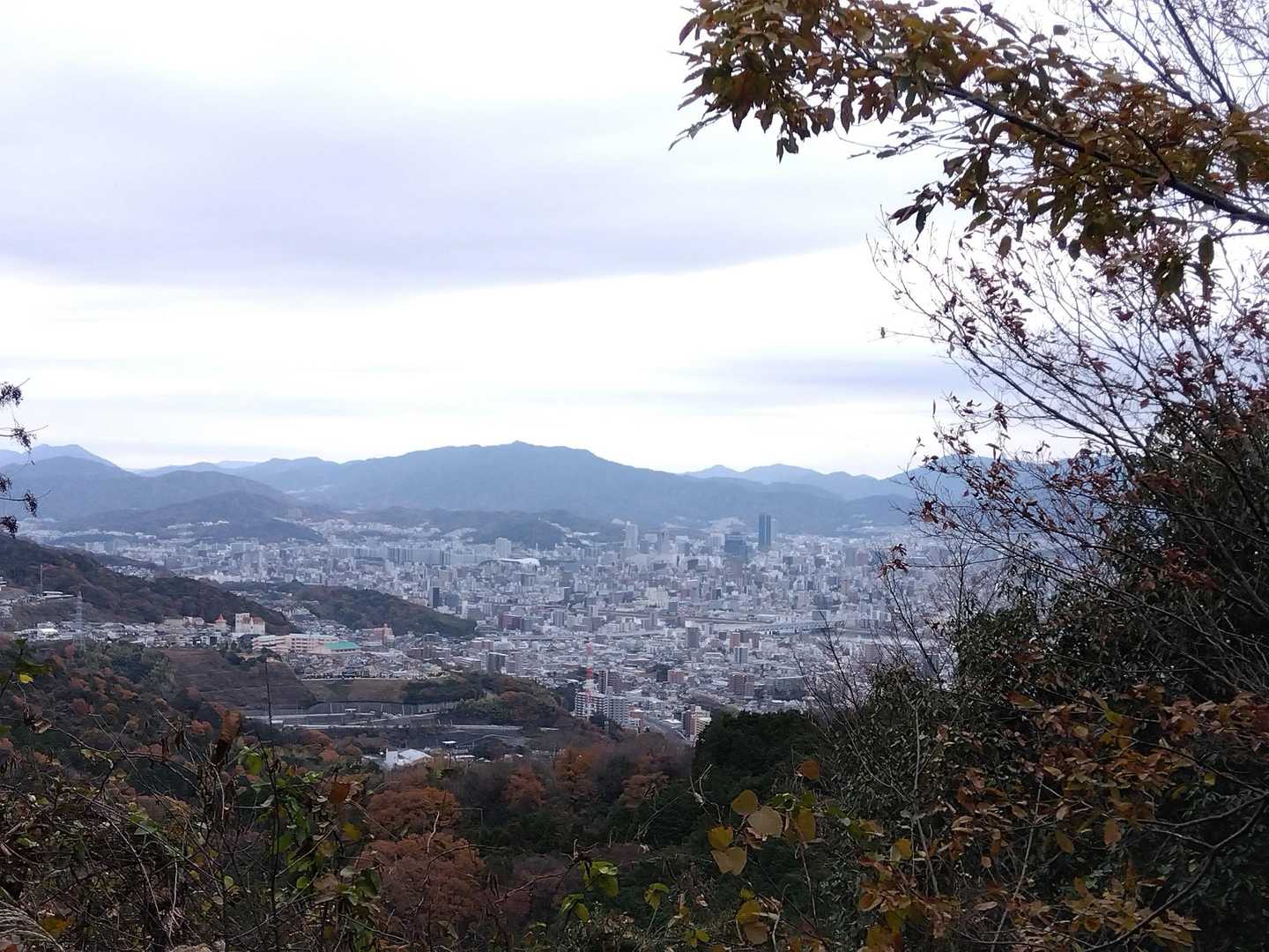 西峰に向かう途中で呉娑々宇山方面の眺望