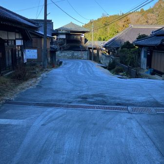 9時になってもまだ霜が融けずに路面は、ツルツルです。